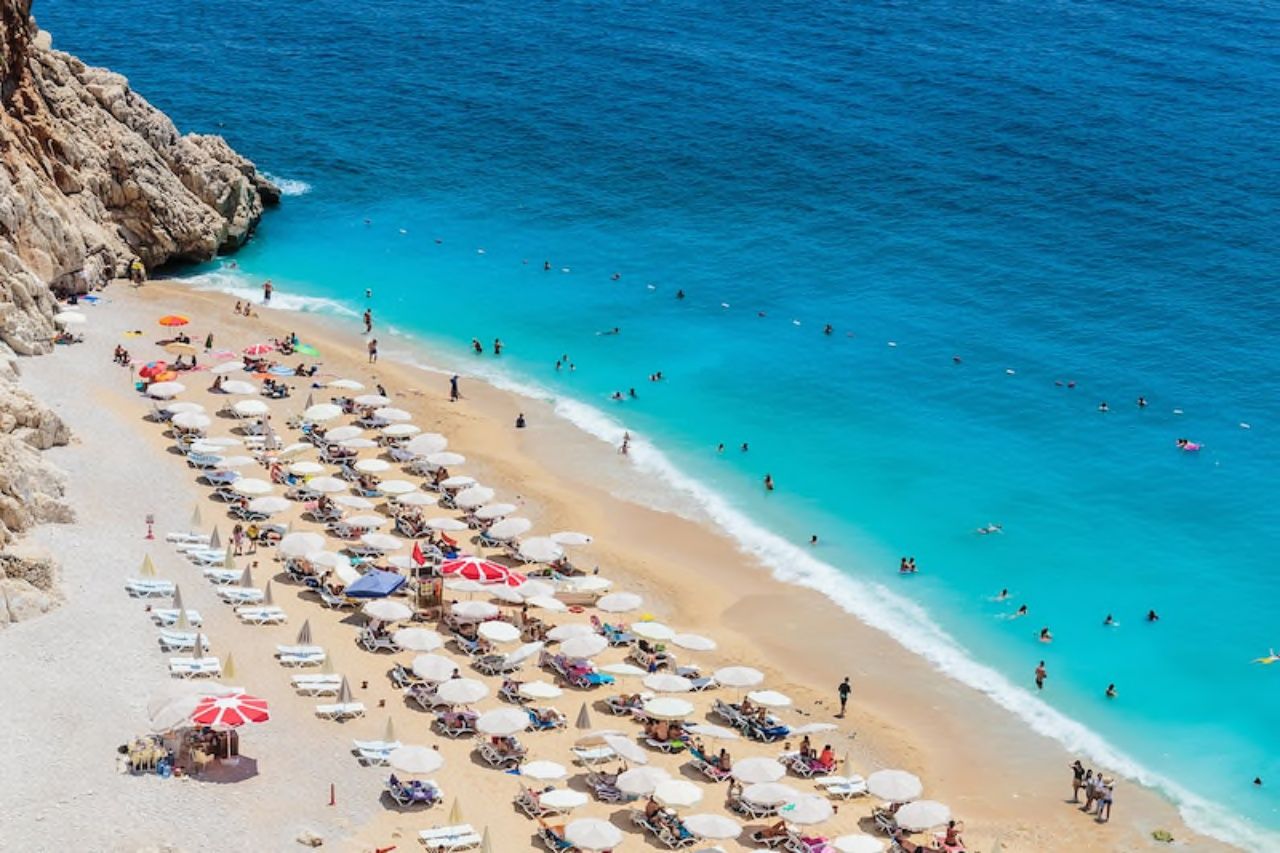 Bayram tatilinde turistlerin akınına uğradı. Nüfusu 4 katına çıktı 6