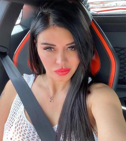 Ebru Polat derin bacak ve göğüs dekolteli pozlarıyla sosyal medyayı salladı 1
