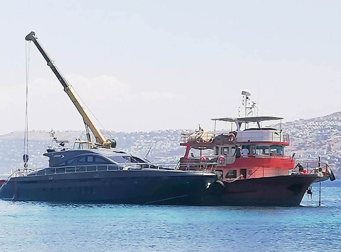 Lüks yatı sulara gömülmüştü... Hakan Sabancı tersanedeki yatını görmeye gitti 4
