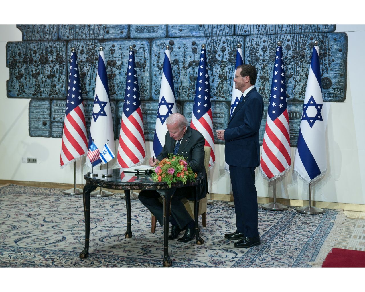 Biden, Orta Doğu ziyaretinin ilk durağı olan İsrail'de C.Başkanı Herzog ile bir araya geldi 6