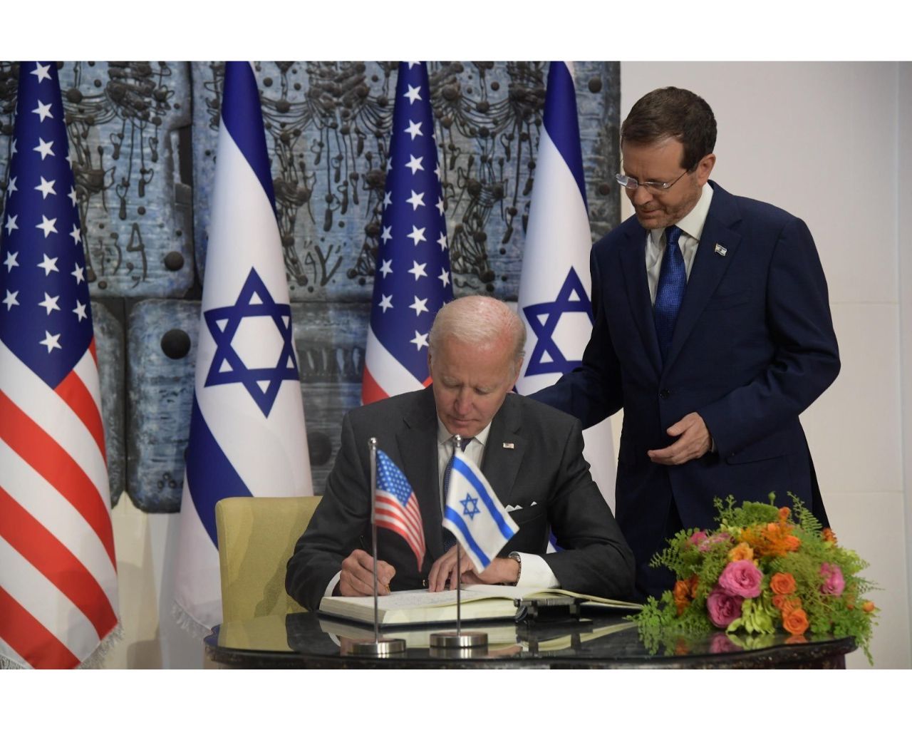 Biden, Orta Doğu ziyaretinin ilk durağı olan İsrail'de C.Başkanı Herzog ile bir araya geldi 10