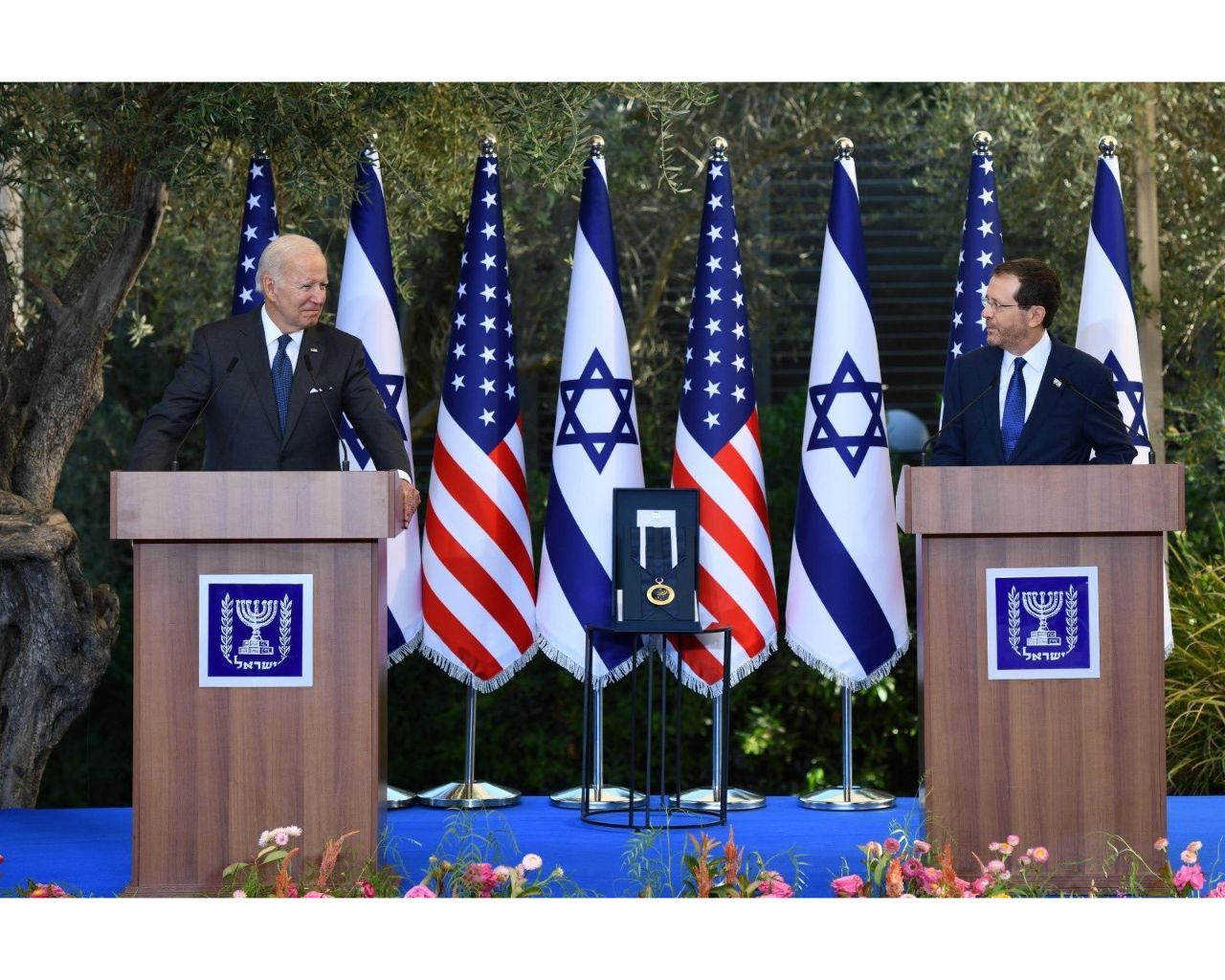 Biden, Orta Doğu ziyaretinin ilk durağı olan İsrail'de C.Başkanı Herzog ile bir araya geldi 12