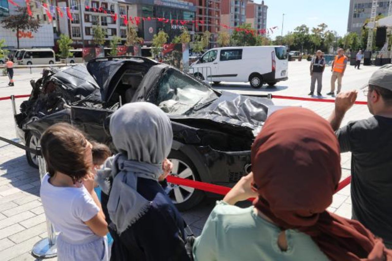 Darbe girişimi sırasında tank altında kalan otomobil Bağcılar Meydan’da sergileniyor 3