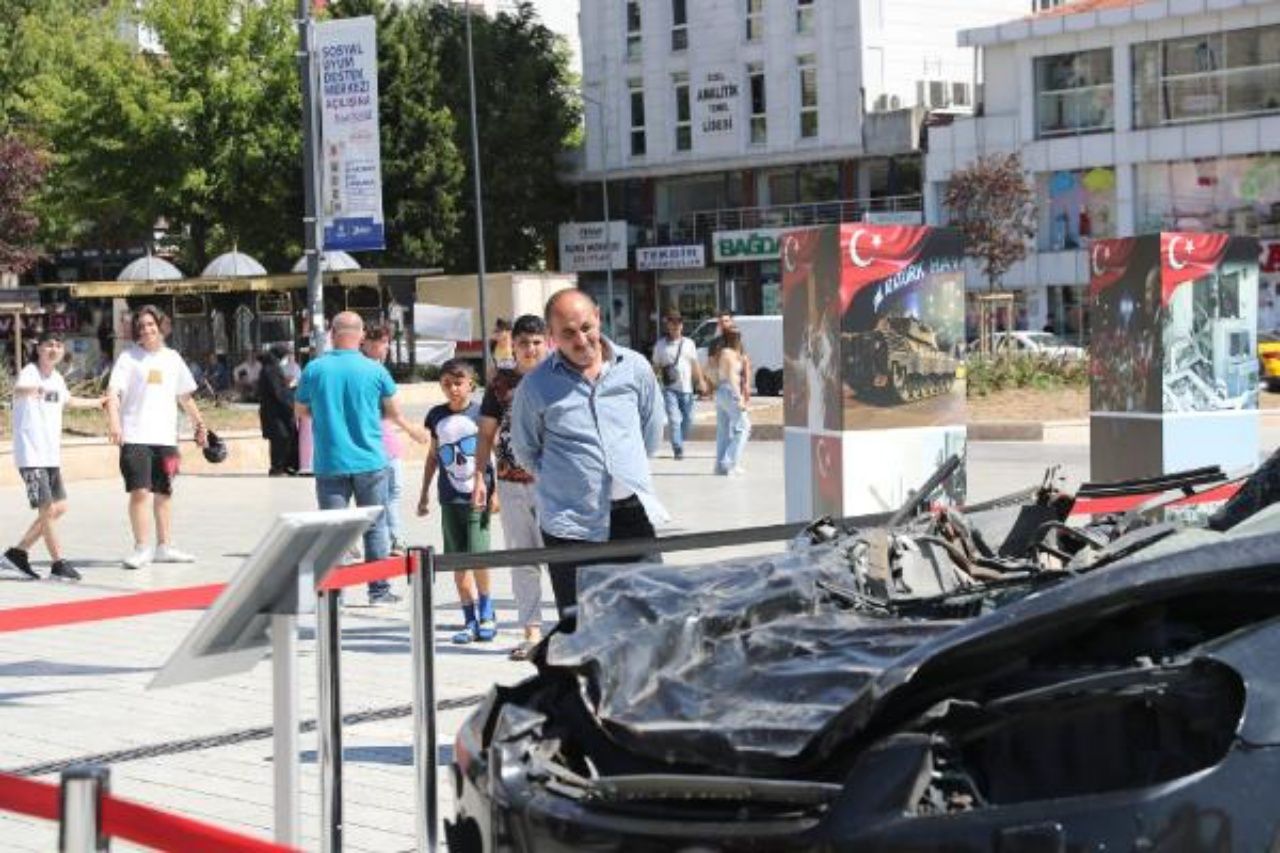 Darbe girişimi sırasında tank altında kalan otomobil Bağcılar Meydan’da sergileniyor 2