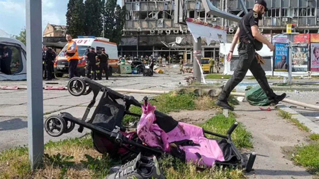 Rus füzeleri bir anne ve 4 yaşındaki kızını hayattan kopardı! Saldırıdan saniyeler önce çekilen kareleri kaldı 2