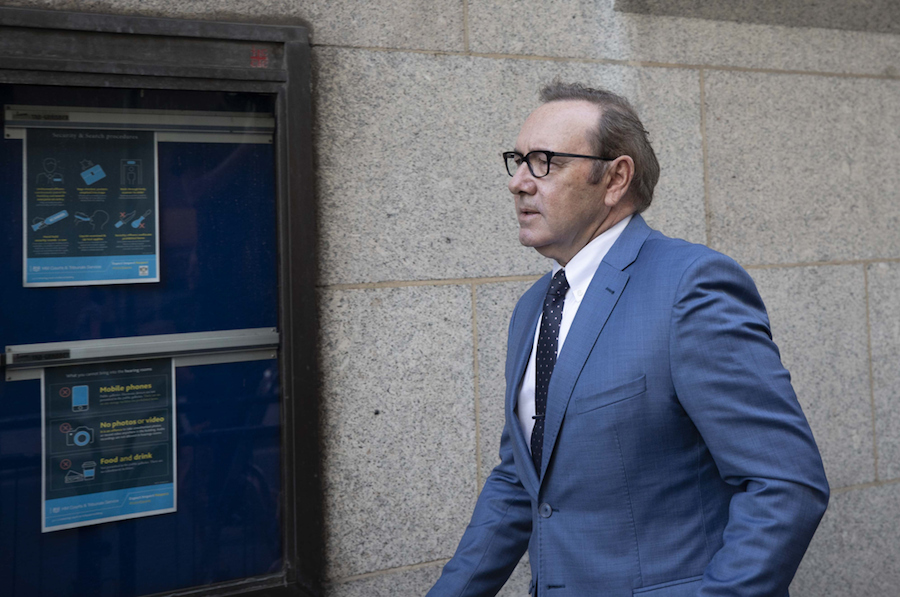 Cinsel tacizle suçlanan Oscar ödüllü aktör Kevin Spacey hakim karşısına çıktı 10