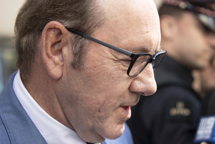 Cinsel tacizle suçlanan Oscar ödüllü aktör Kevin Spacey hakim karşısına çıktı 1