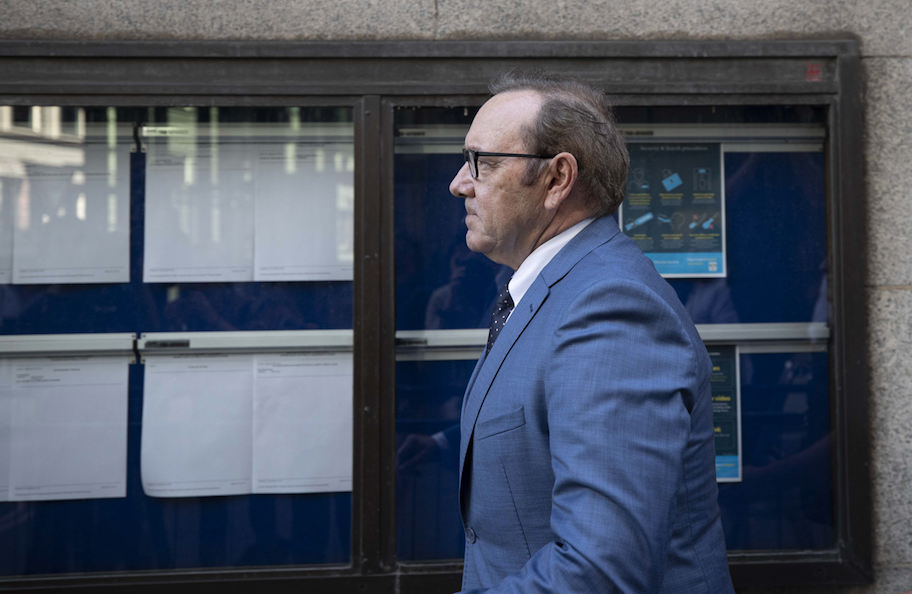 Cinsel tacizle suçlanan Oscar ödüllü aktör Kevin Spacey hakim karşısına çıktı 9