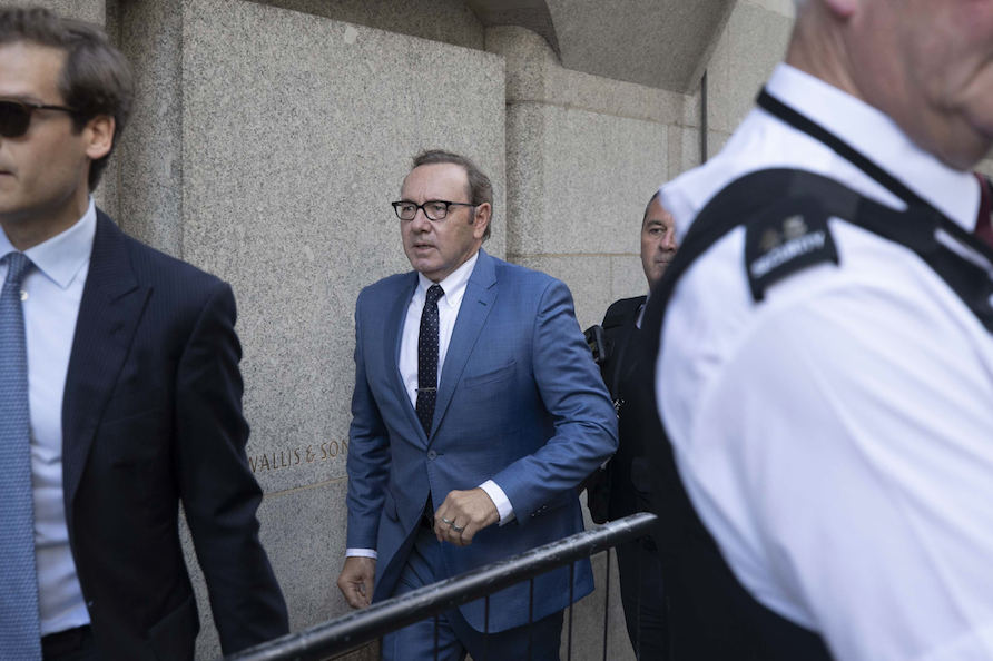 Cinsel tacizle suçlanan Oscar ödüllü aktör Kevin Spacey hakim karşısına çıktı 7