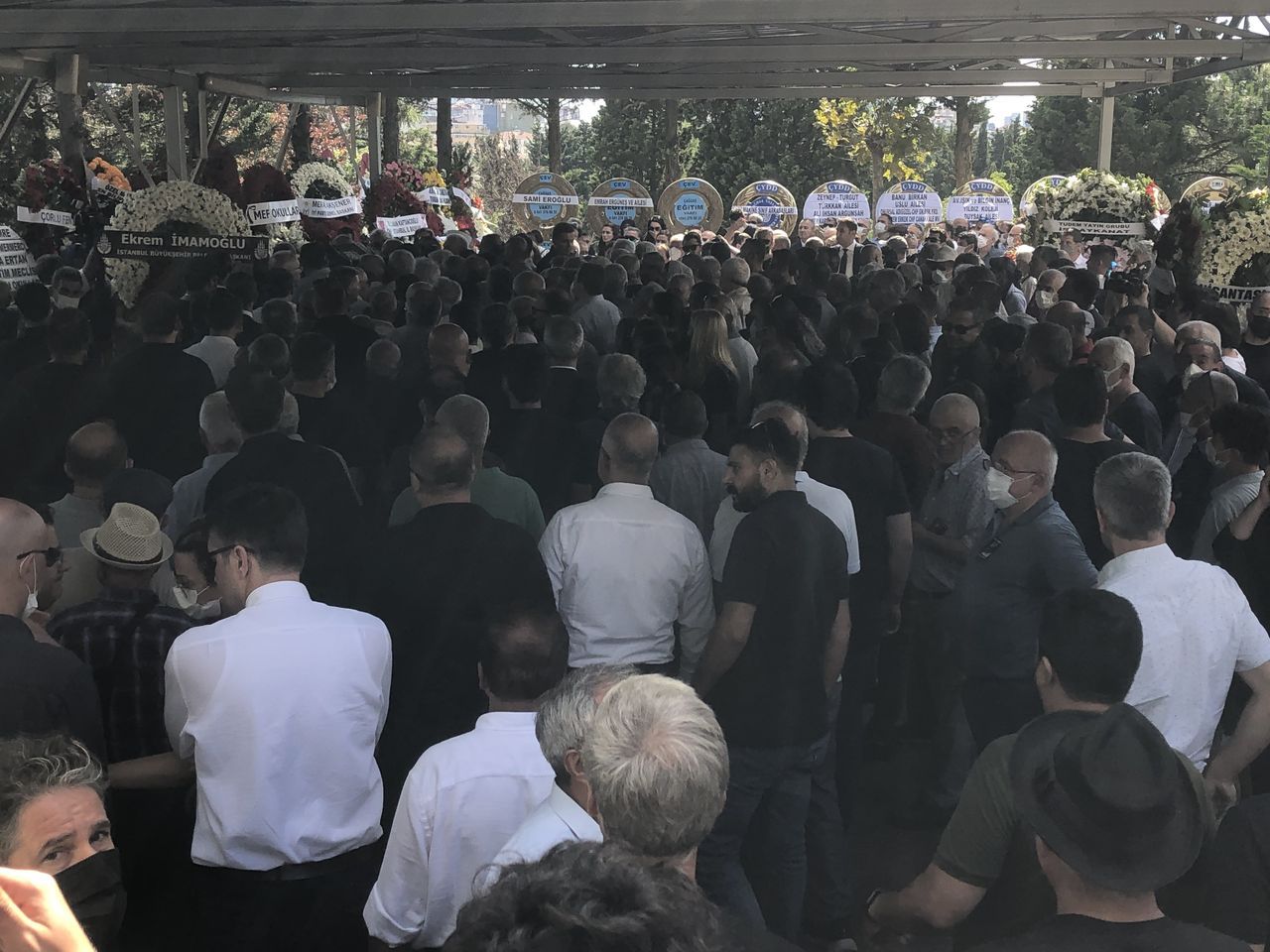 Çiftlik evinde vahşice öldürülen eğitimci Nazmi Arıkan son yolculuğuna uğurlandı 12