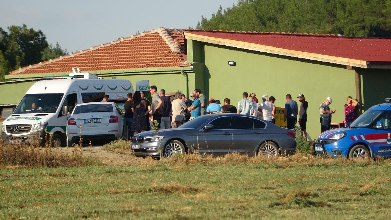 Çiftlik evinde vahşice öldürülen eğitimci Nazmi Arıkan son yolculuğuna uğurlandı 3