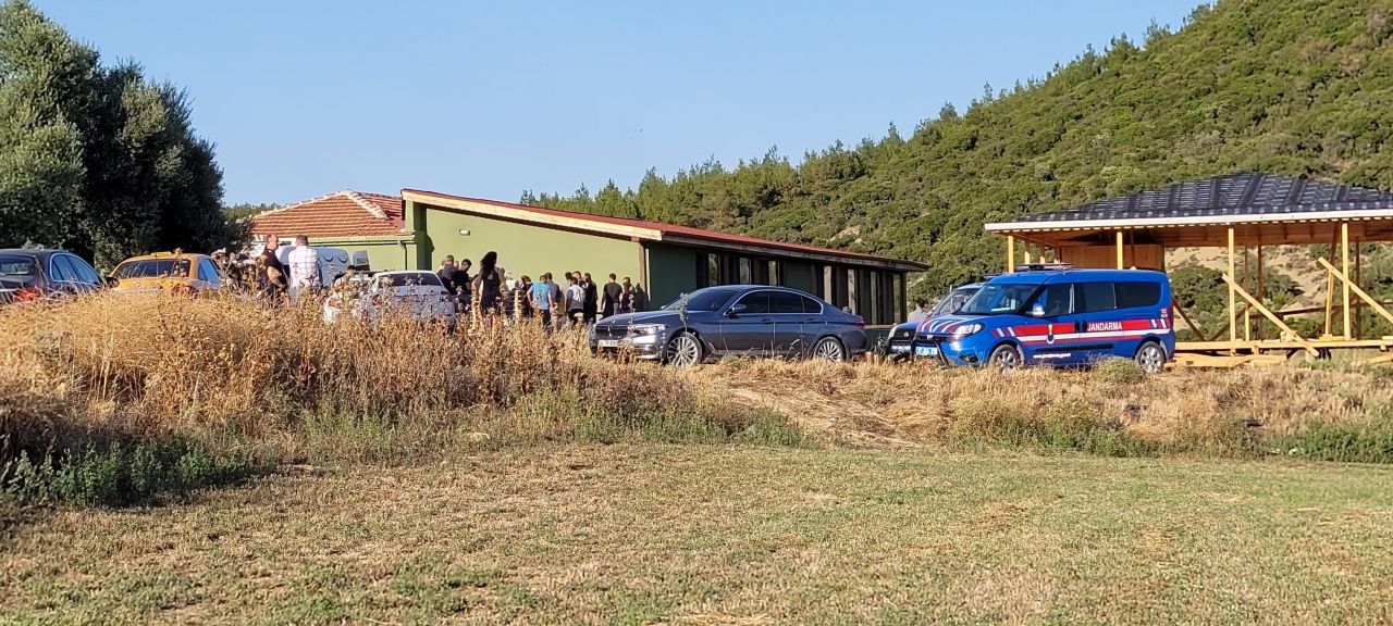 Çiftlik evinde vahşice öldürülen eğitimci Nazmi Arıkan son yolculuğuna uğurlandı 4