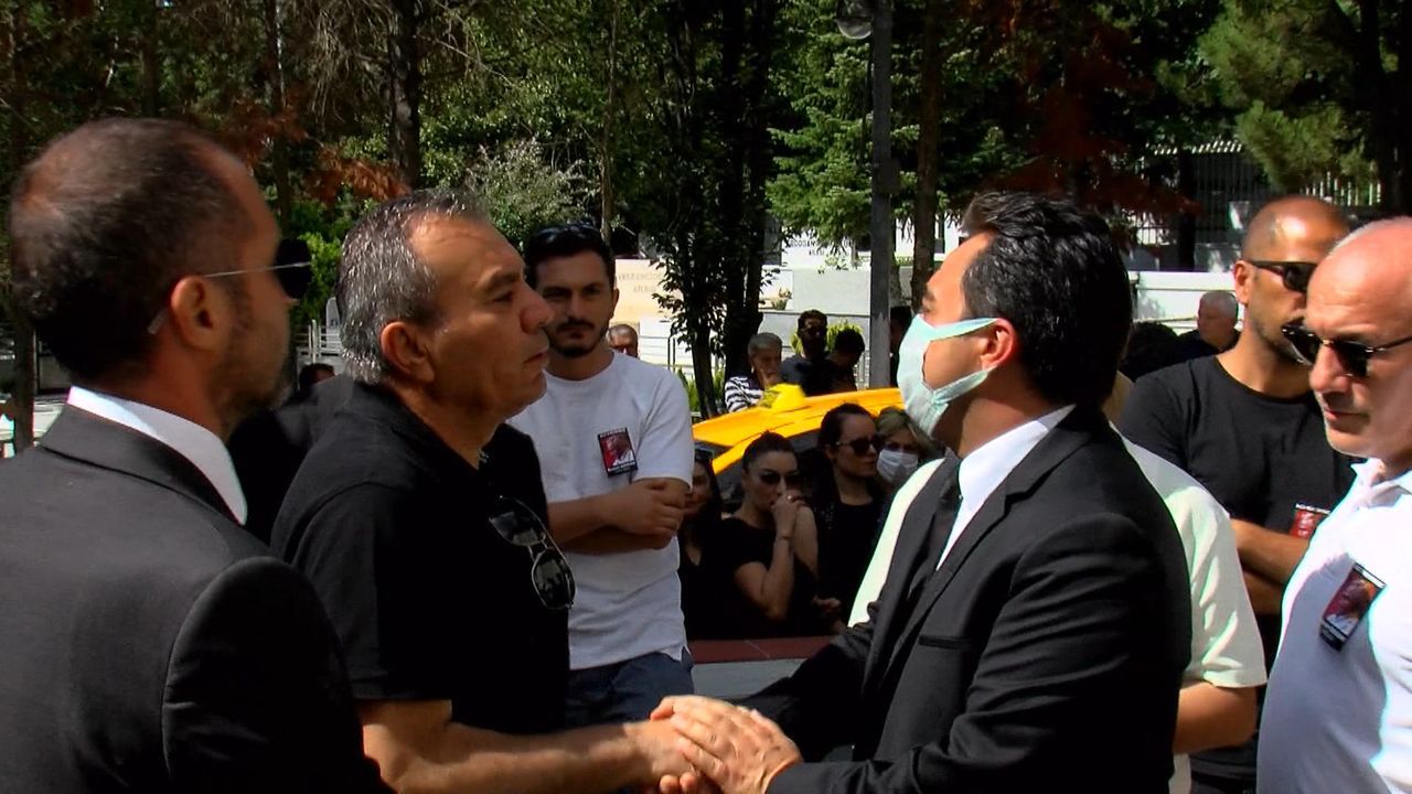 Çiftlik evinde vahşice öldürülen eğitimci Nazmi Arıkan son yolculuğuna uğurlandı 7