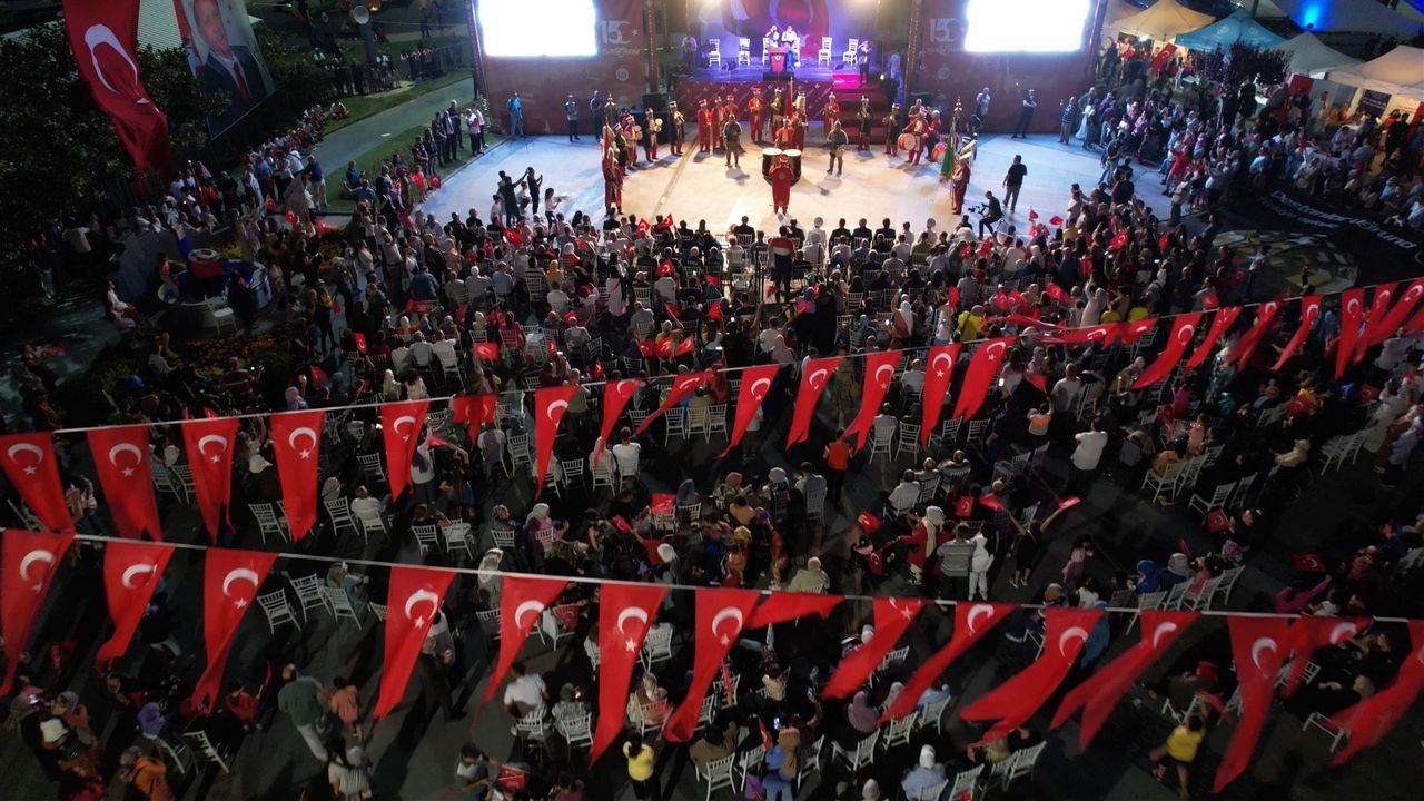 Milyonlar tek yürek oldu! Tüm yurtta 15 Temmuz Demokrasi ve Bayrak Yürüyüşü düzenlendi 10