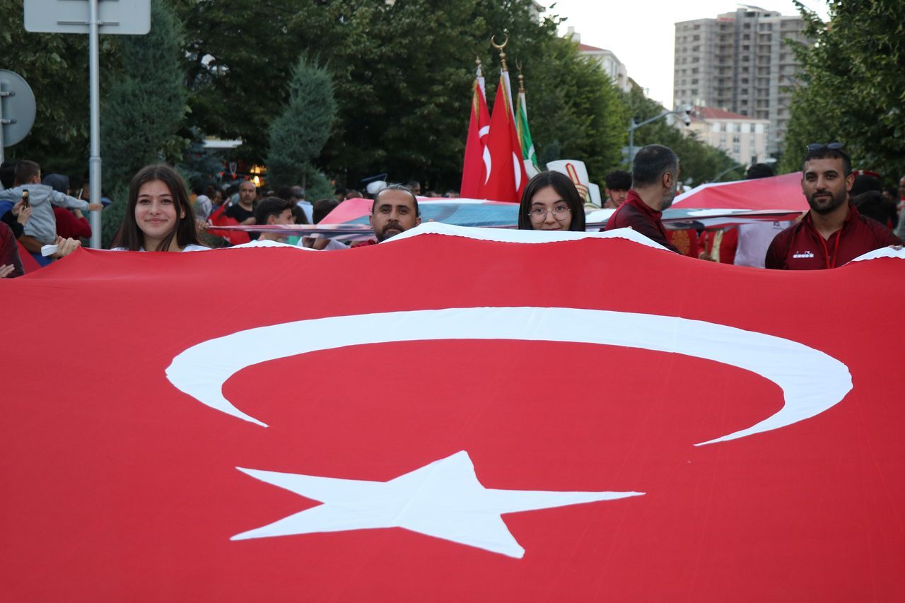 Milyonlar tek yürek oldu! Tüm yurtta 15 Temmuz Demokrasi ve Bayrak Yürüyüşü düzenlendi 14