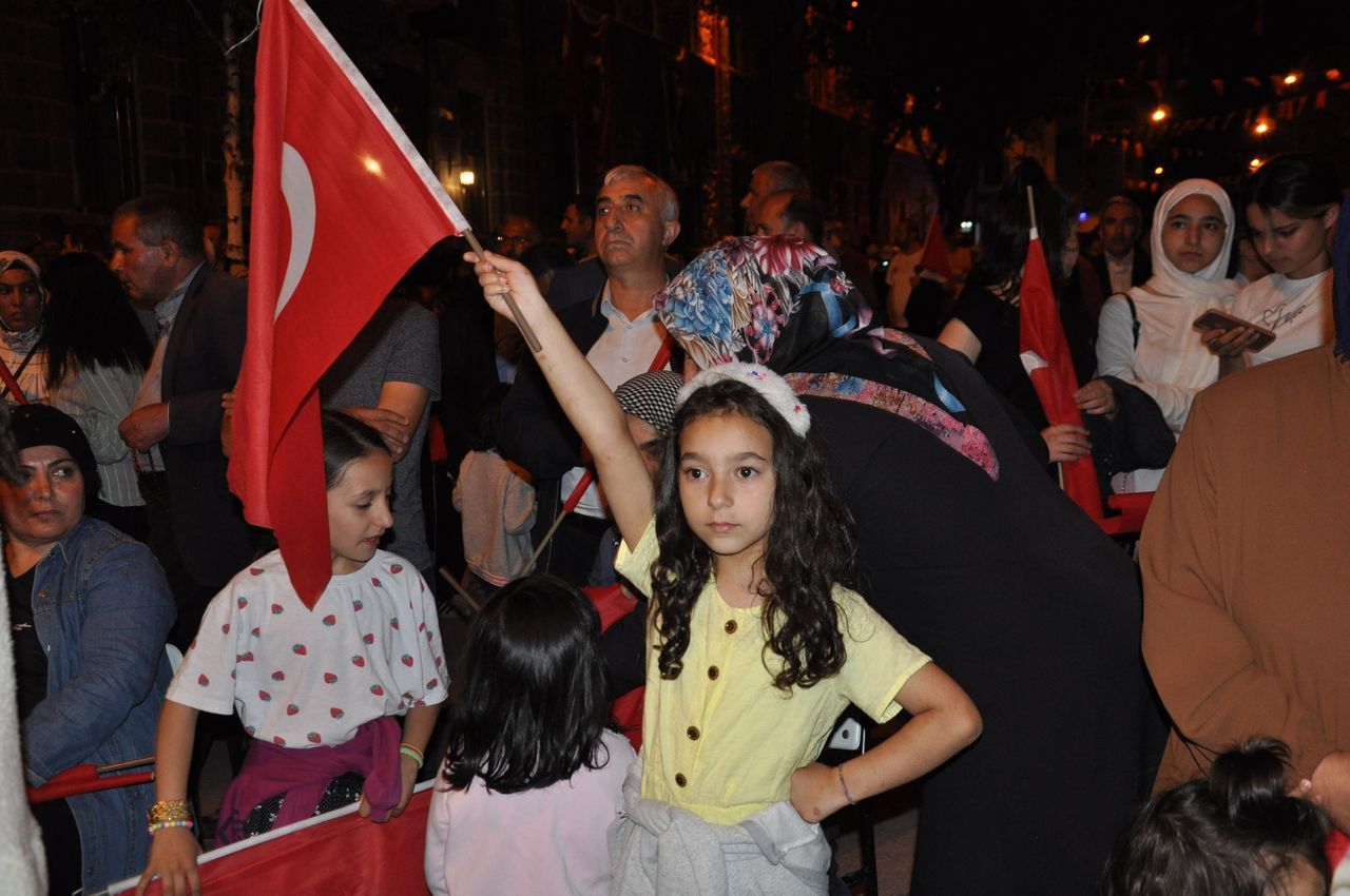 Milyonlar tek yürek oldu! Tüm yurtta 15 Temmuz Demokrasi ve Bayrak Yürüyüşü düzenlendi 15