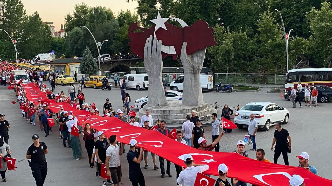 Milyonlar tek yürek oldu! Tüm yurtta 15 Temmuz Demokrasi ve Bayrak Yürüyüşü düzenlendi 17