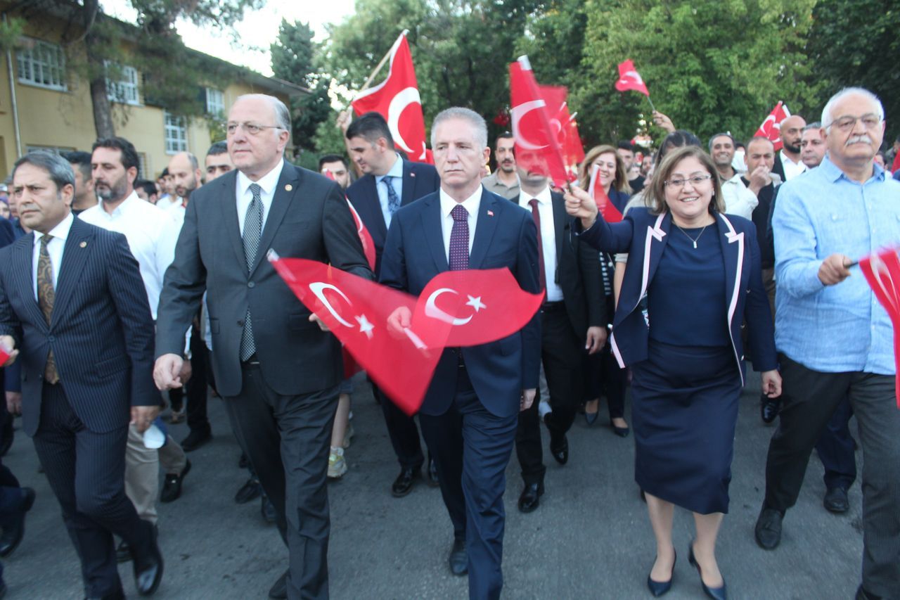 Milyonlar tek yürek oldu! Tüm yurtta 15 Temmuz Demokrasi ve Bayrak Yürüyüşü düzenlendi 2