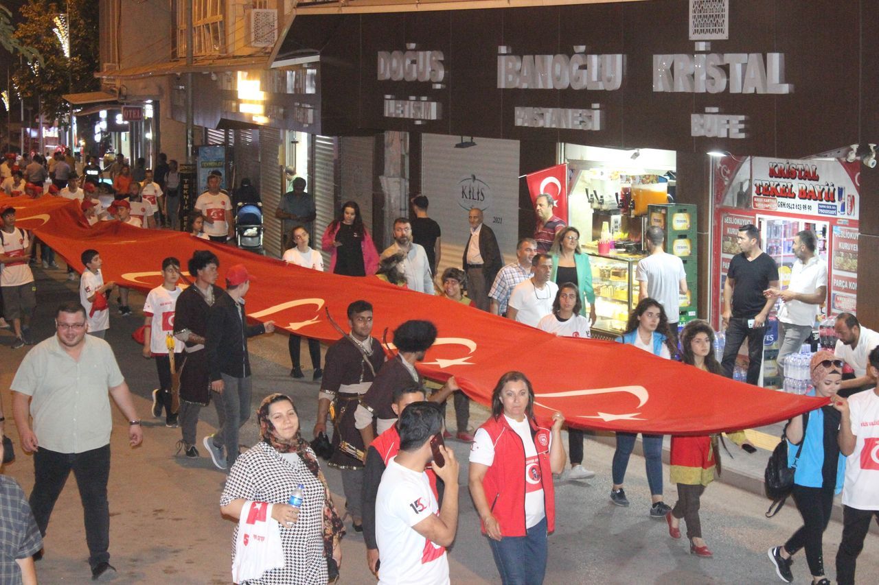 Milyonlar tek yürek oldu! Tüm yurtta 15 Temmuz Demokrasi ve Bayrak Yürüyüşü düzenlendi 4
