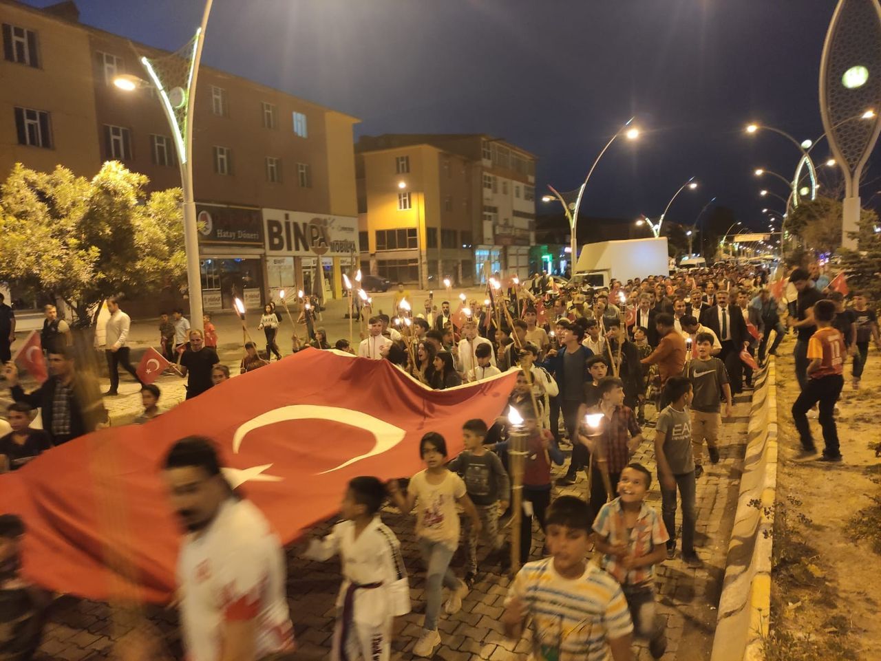 Milyonlar tek yürek oldu! Tüm yurtta 15 Temmuz Demokrasi ve Bayrak Yürüyüşü düzenlendi 6