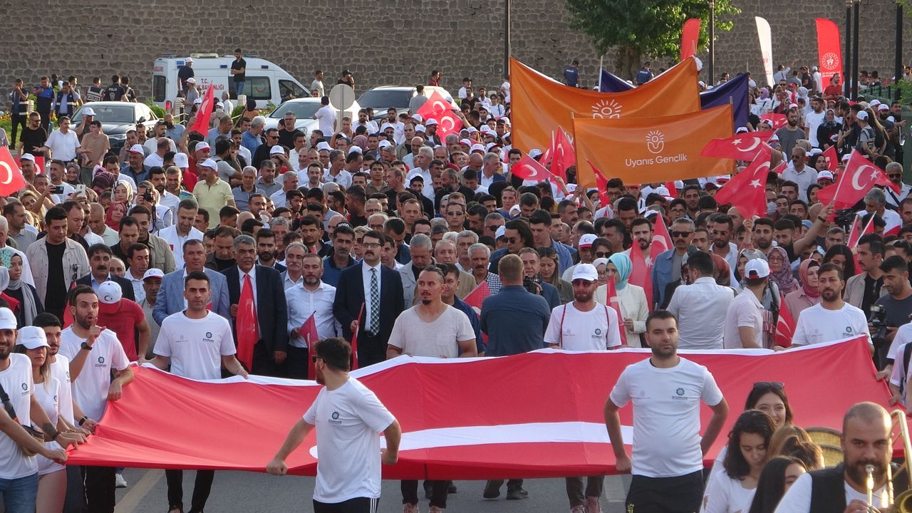Milyonlar tek yürek oldu! Tüm yurtta 15 Temmuz Demokrasi ve Bayrak Yürüyüşü düzenlendi 8
