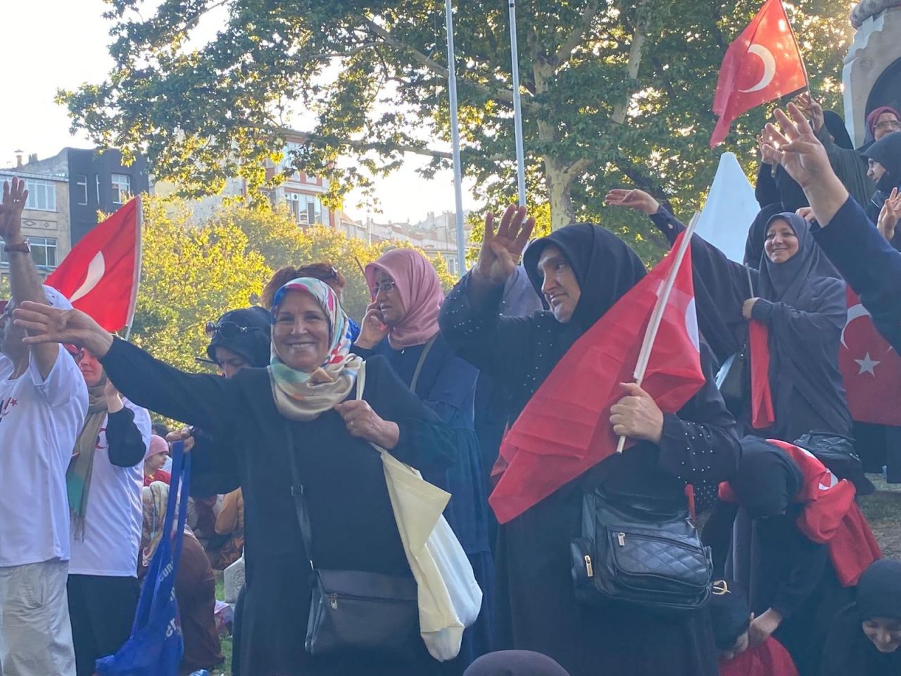 Superhaber Saraçhane'deki 15 Temmuz mitingine gitti: 'Tayyip dedeyi gördün mü oğlum!' 13