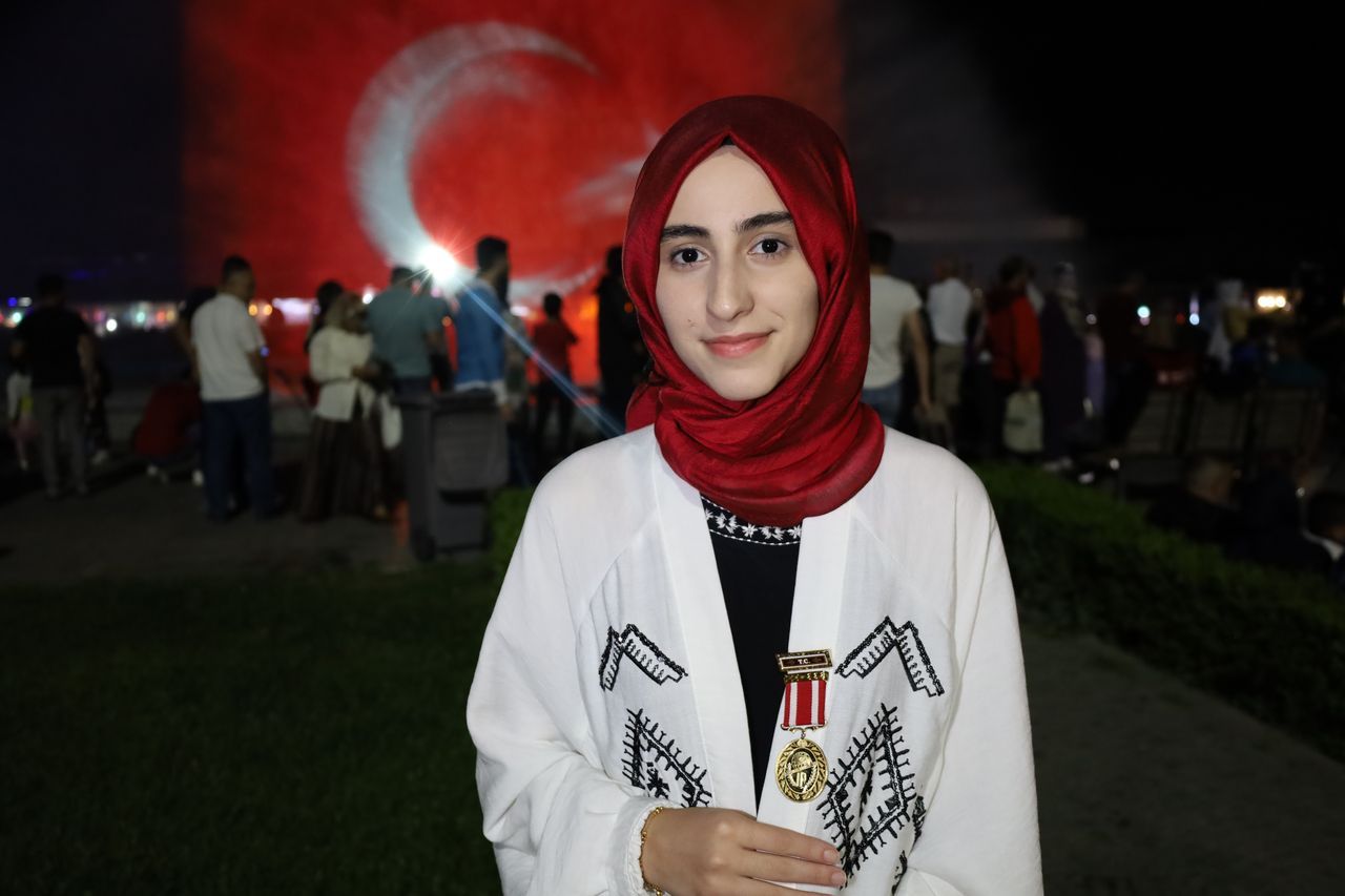 Darbe girişiminde ailesiyle helalleşip sokağa çıktı, 14 yaşında gazi oldu 1