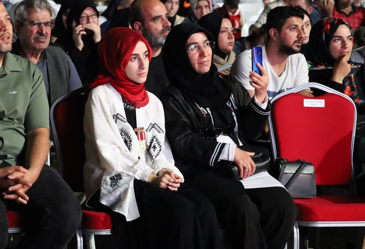 Darbe girişiminde ailesiyle helalleşip sokağa çıktı, 14 yaşında gazi oldu 3