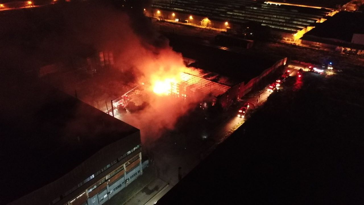 Demir döküm fabrikasında patlama! Yangın havadan görüntülendi 1