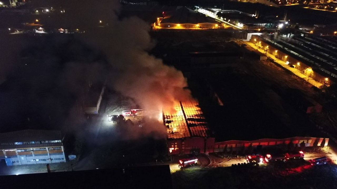 Demir döküm fabrikasında patlama! Yangın havadan görüntülendi 3