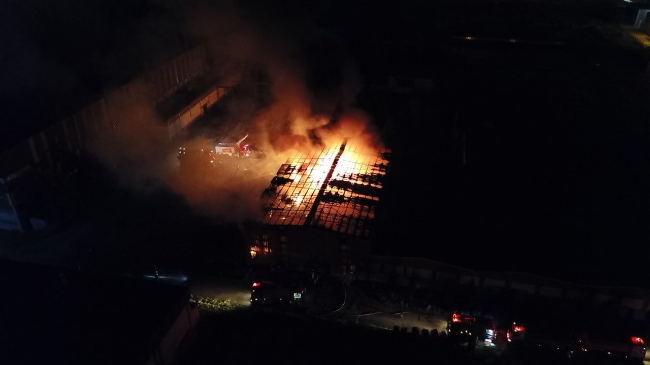 Demir döküm fabrikasında patlama! Yangın havadan görüntülendi 7