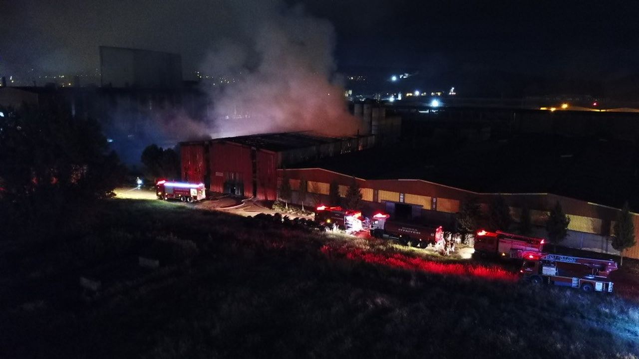 Demir döküm fabrikasında patlama! Yangın havadan görüntülendi 8
