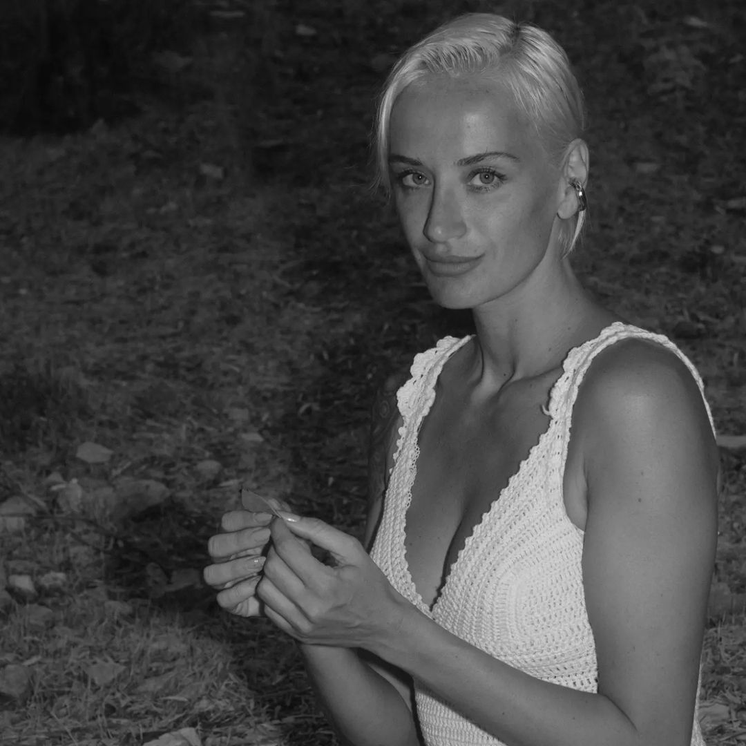 Didem Soydan derin göğüs dekoltesi ve mini şortuyla baş döndürdü 3