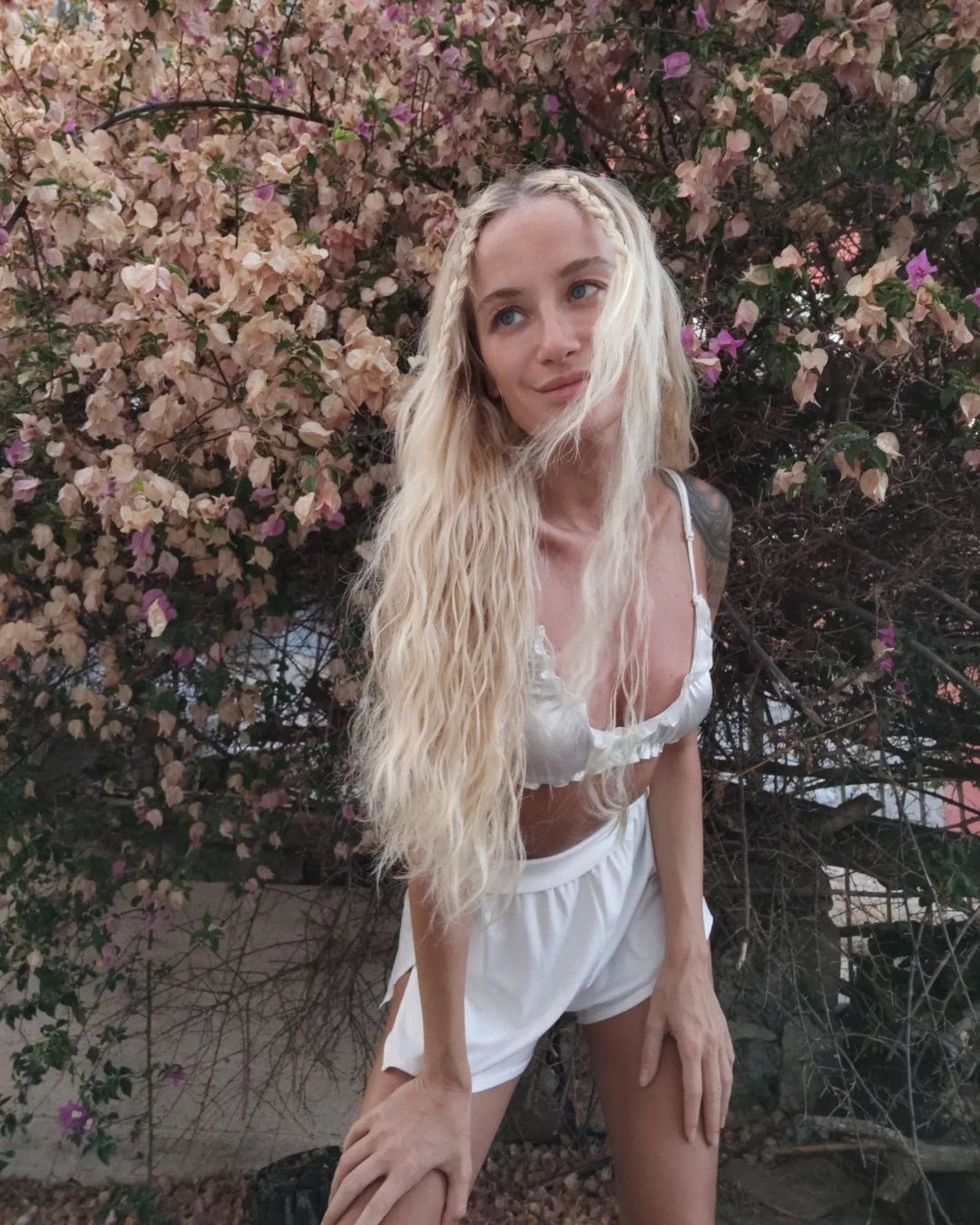 Didem Soydan derin göğüs dekoltesi ve mini şortuyla baş döndürdü 4