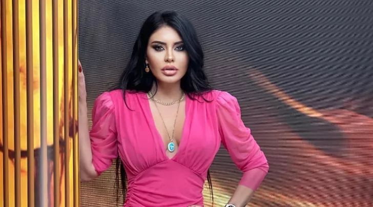 Ebru Polat asansörde iç çamaşırsız ayna pozuyla güne damga vurdu 2