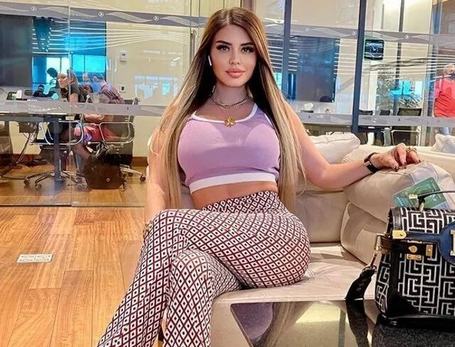 Ebru Polat asansörde iç çamaşırsız ayna pozuyla güne damga vurdu 3