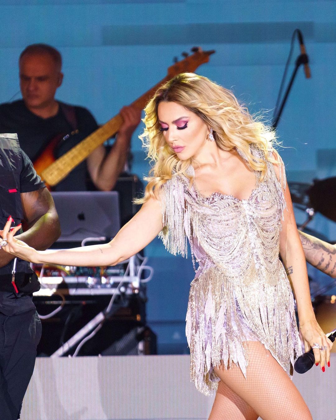 Hadise'nin konser tarzı... Mayo gitti, yerine tayt geldi 5