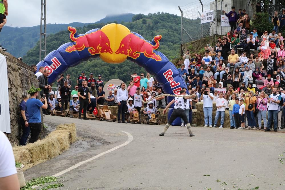 Rize'de Formulaz rüzgarı esti! Birbirinden ilginç arabalarla 70 km hızla yarıştılar 4