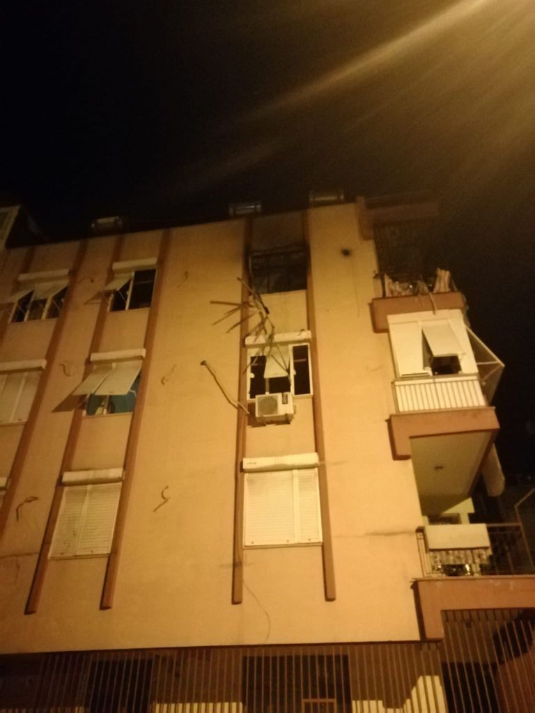 Evde çıkan yangında can pazarı! 2 küçük çocuk alevlerin arasında mahsur kaldı 11