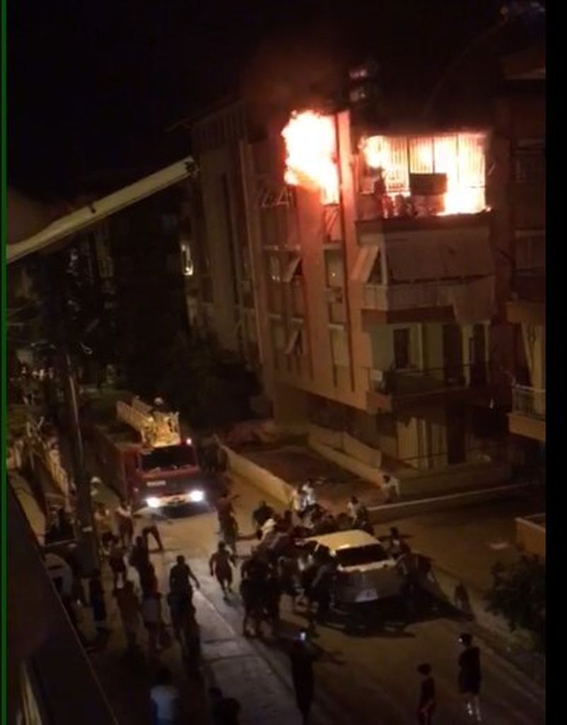 Evde çıkan yangında can pazarı! 2 küçük çocuk alevlerin arasında mahsur kaldı 2