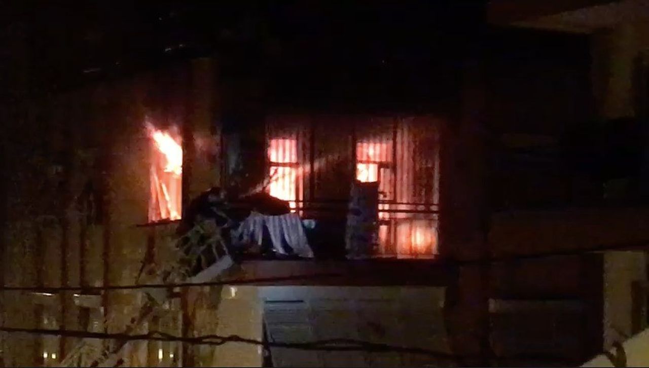 Evde çıkan yangında can pazarı! 2 küçük çocuk alevlerin arasında mahsur kaldı 4