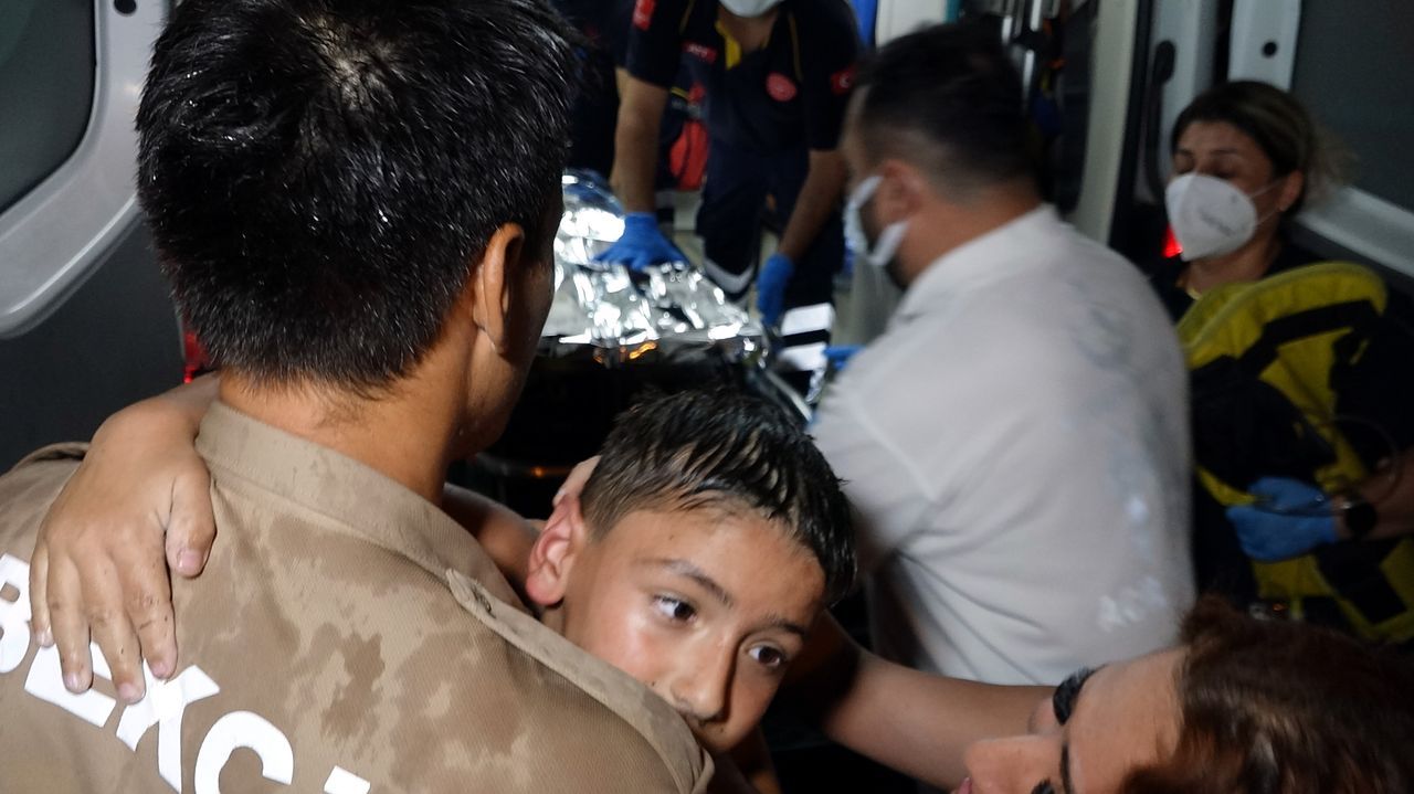 Evde çıkan yangında can pazarı! 2 küçük çocuk alevlerin arasında mahsur kaldı 7