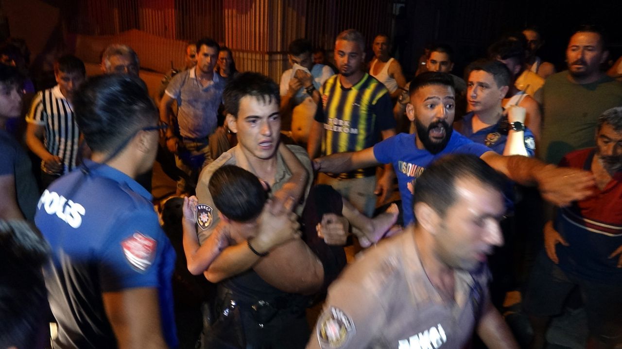 Evde çıkan yangında can pazarı! 2 küçük çocuk alevlerin arasında mahsur kaldı 6