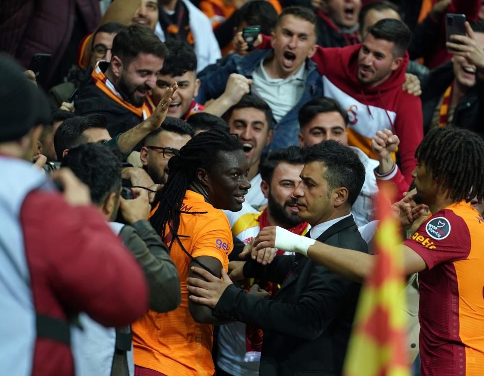 Galatasaray'da ikinci dönemini geçiren Bafetimbi Gomis'e sürpriz transfer teklifi 4