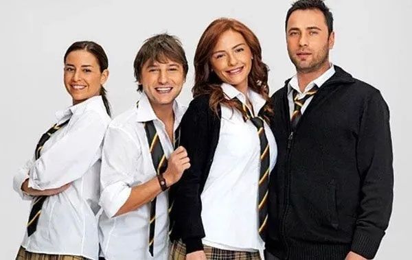 Arka Sıradakiler Geri Dönüyor! 10 Yıl Sonra Ekran Müjdesi Geldi 4