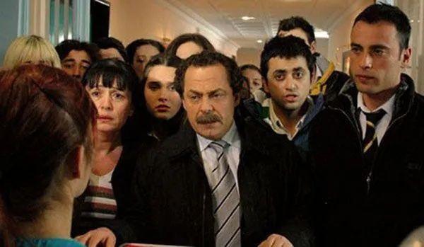 Arka Sıradakiler Geri Dönüyor! 10 Yıl Sonra Ekran Müjdesi Geldi 6