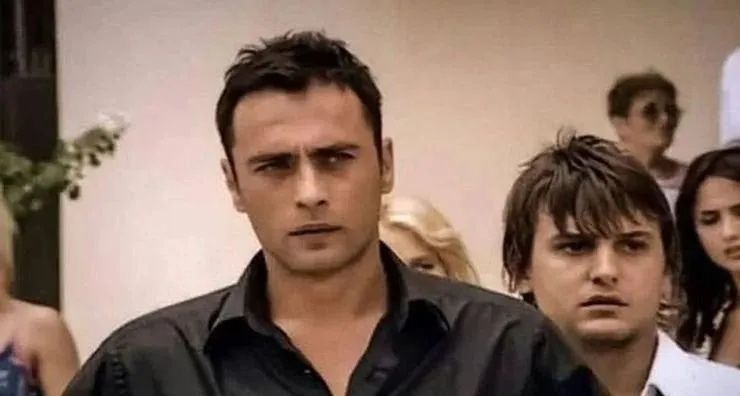 Arka Sıradakiler Geri Dönüyor! 10 Yıl Sonra Ekran Müjdesi Geldi 8