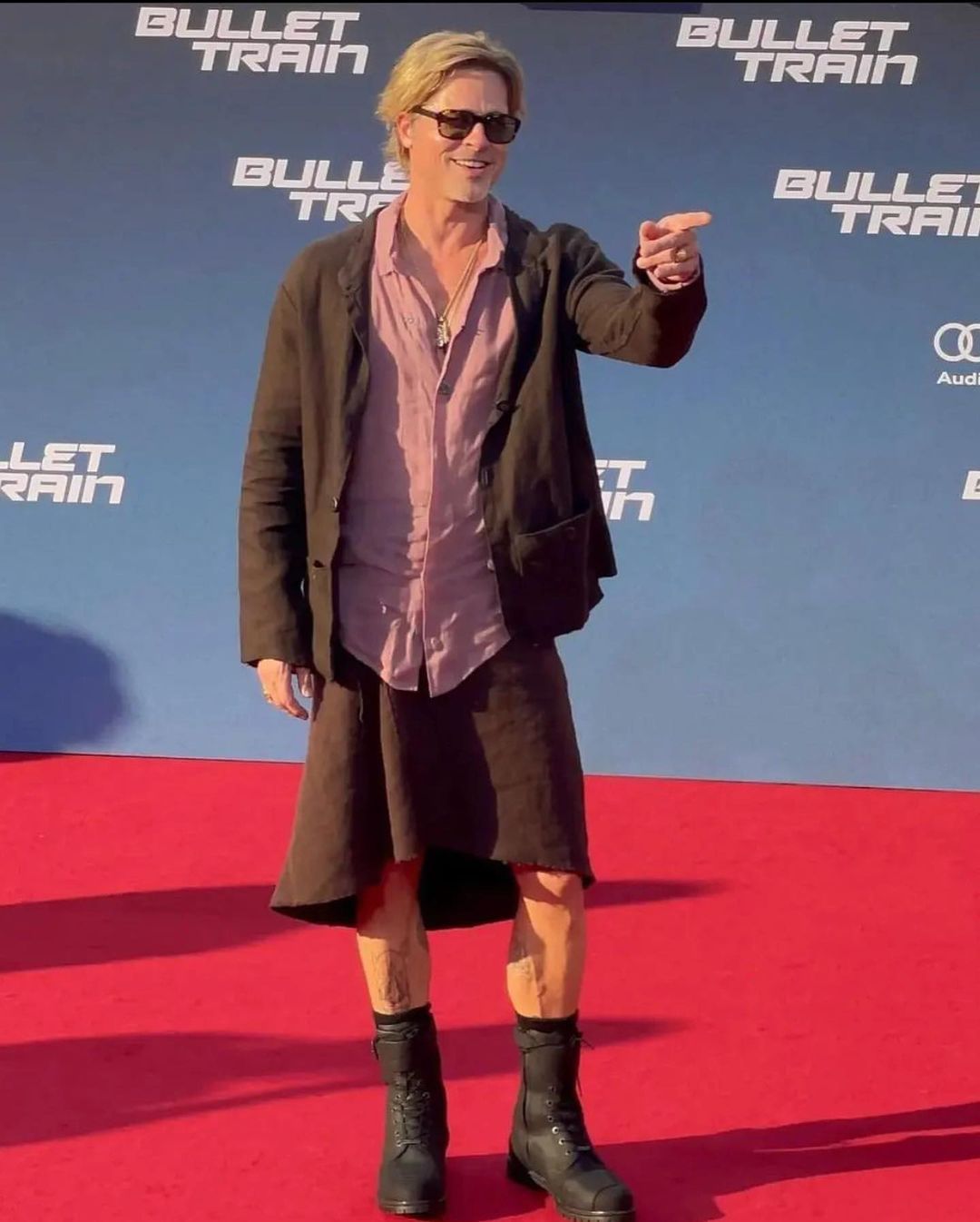 Gala kombini beğenilmedi! Yakışıklı aktör Brad Pitt etek giydi 11