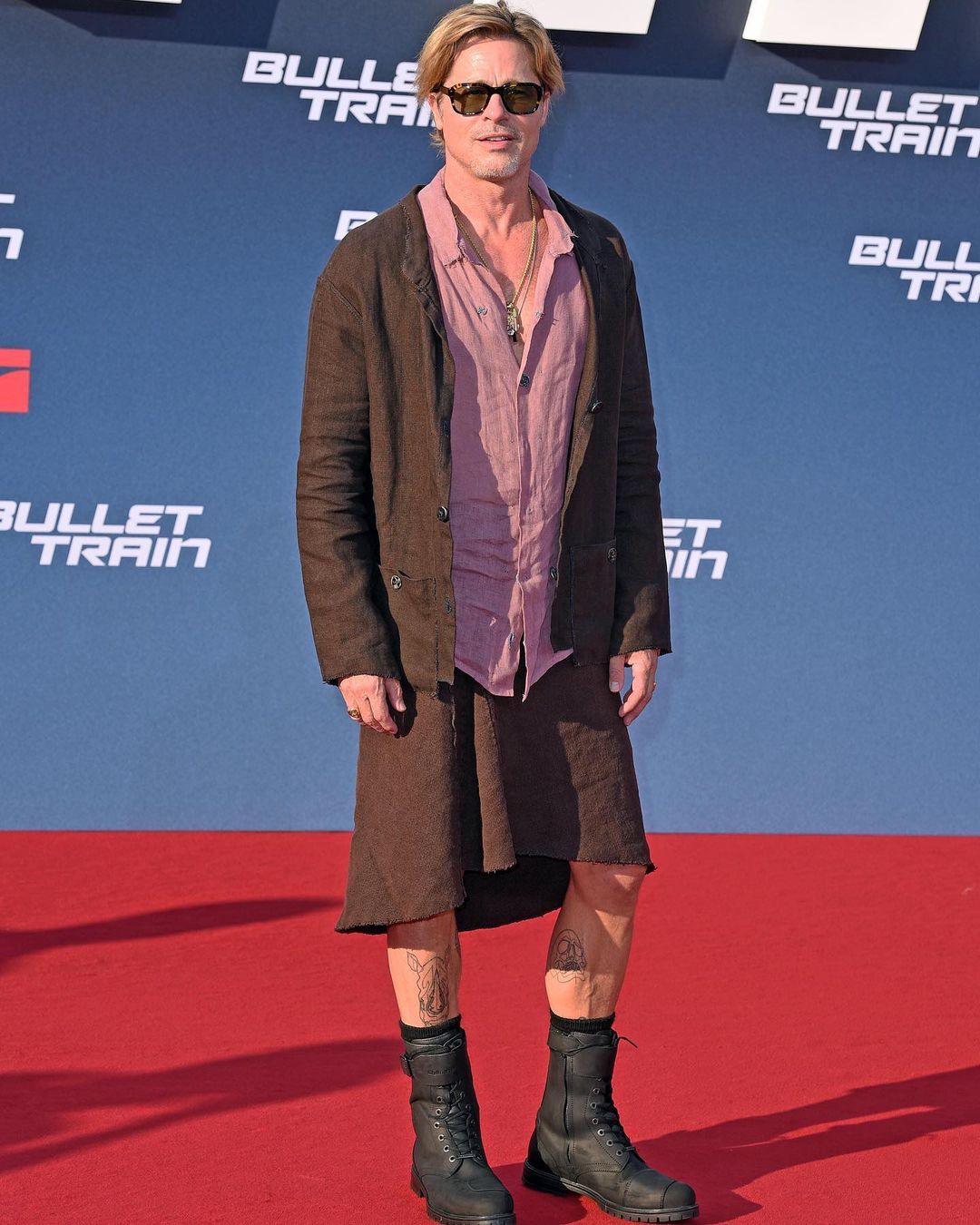 Gala kombini beğenilmedi! Yakışıklı aktör Brad Pitt etek giydi 13