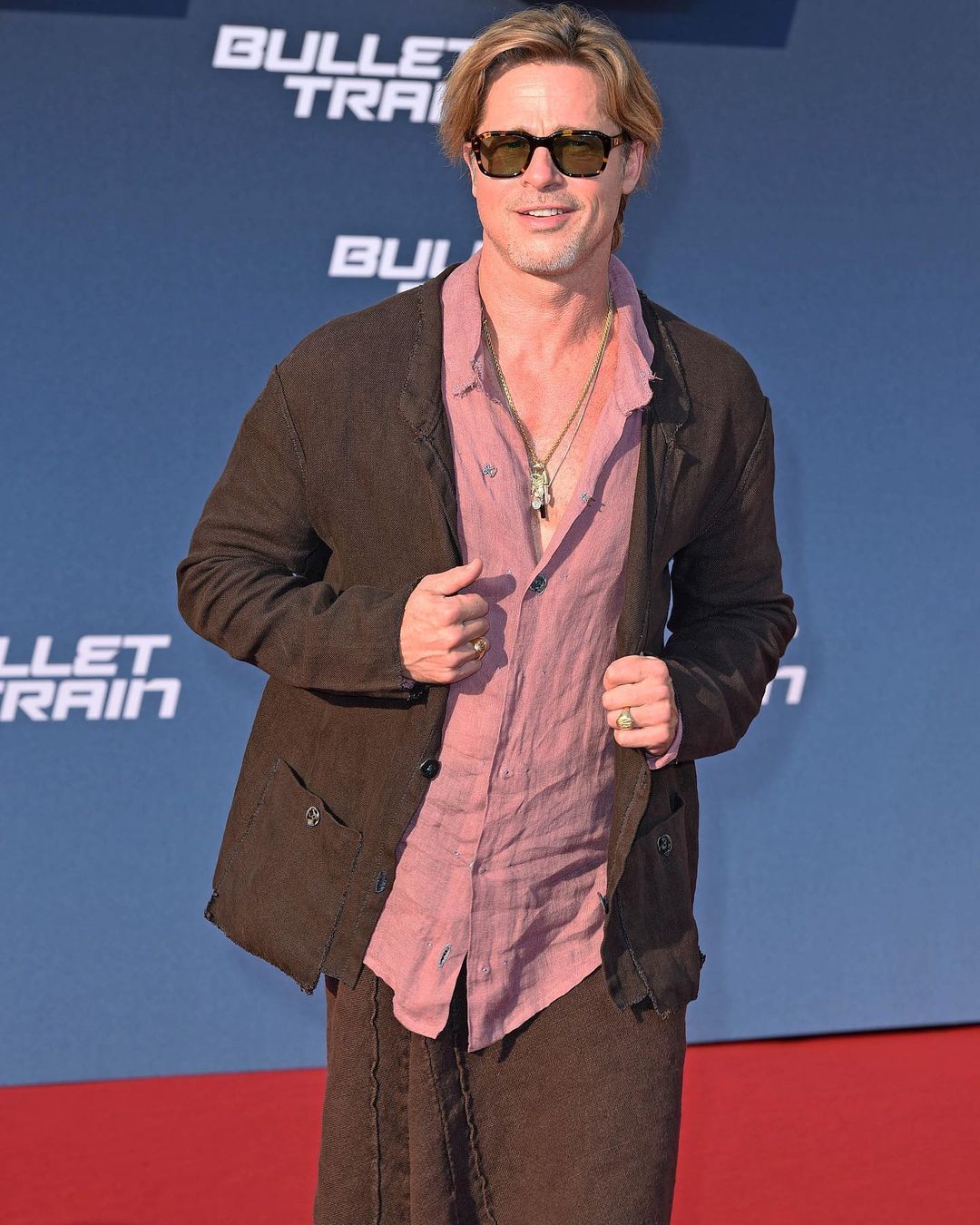 Gala kombini beğenilmedi! Yakışıklı aktör Brad Pitt etek giydi 12